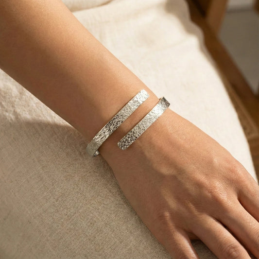 Ατσάλινο Ασημί Βραχιόλι Cuff με Σφυρήλατη Υφή (BA1748)