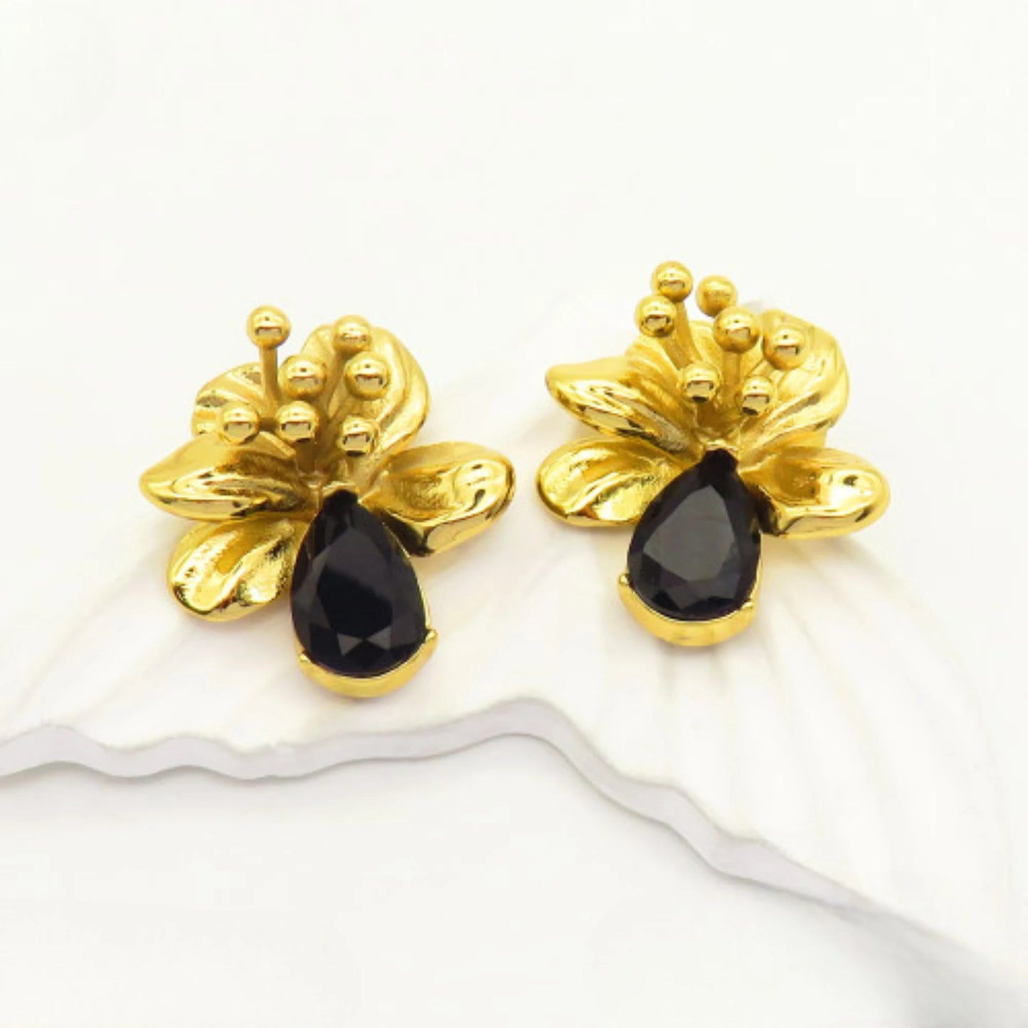 Ατσάλινα Σκουλαρίκια Λουλούδι με Μαύρη Πέτρα – Χρυσό 2.3 cm (E3197)