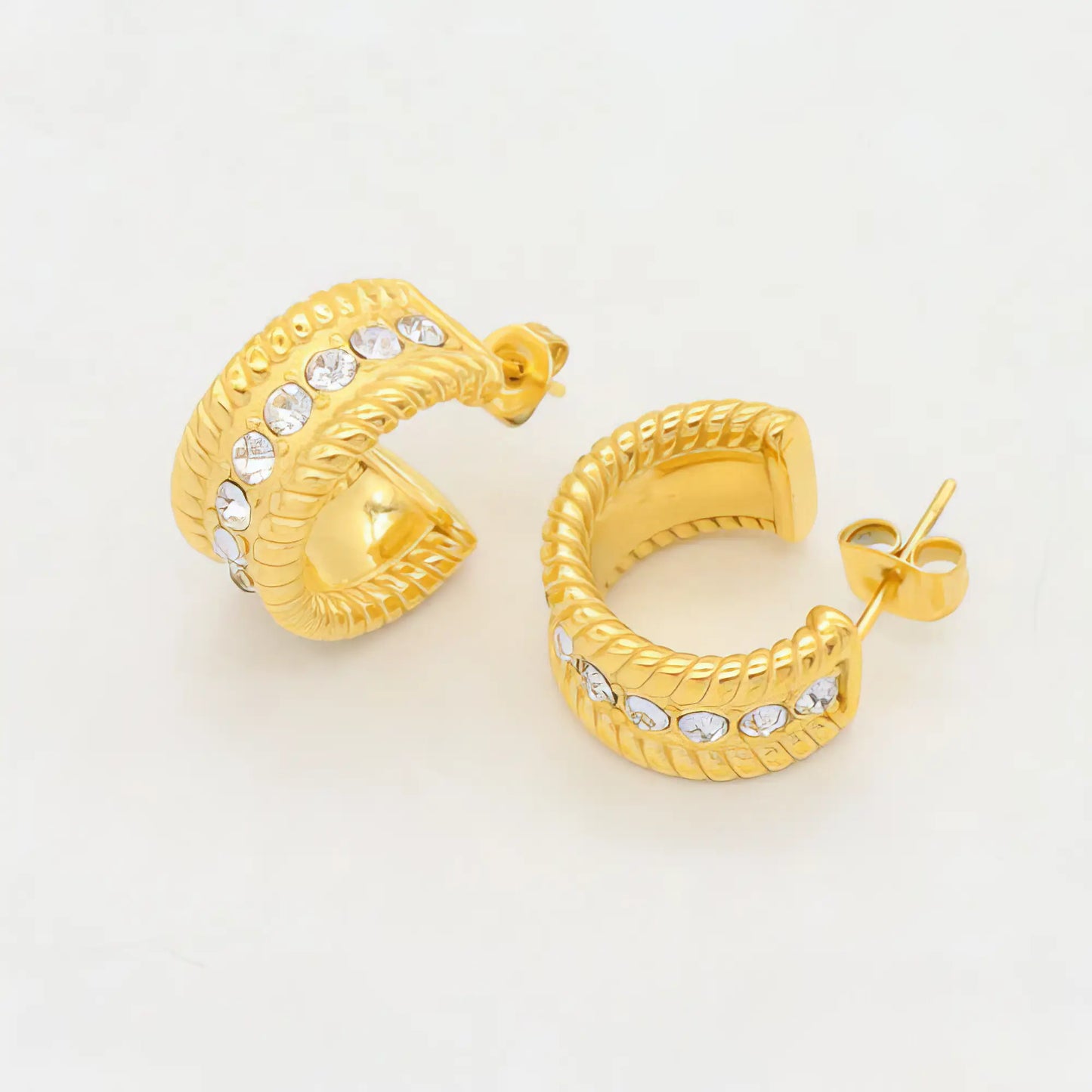 Ατσάλινα σκουλαρίκια κρίκοι με ανάγλυφο σχέδιο & ζιργκόν 1.7cm (E3278)