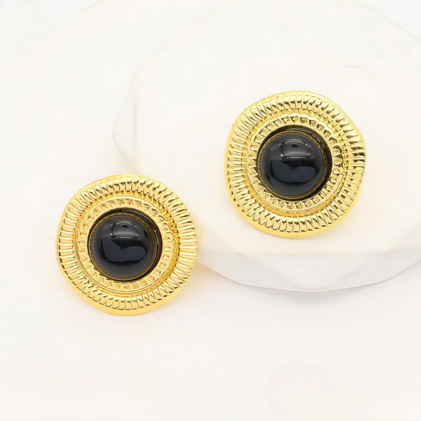 Σκουλαρίκια από ανοξείδωτο ατσάλι σε χρυσό με μαύρη πέτρα – 2.5cm (E3325)