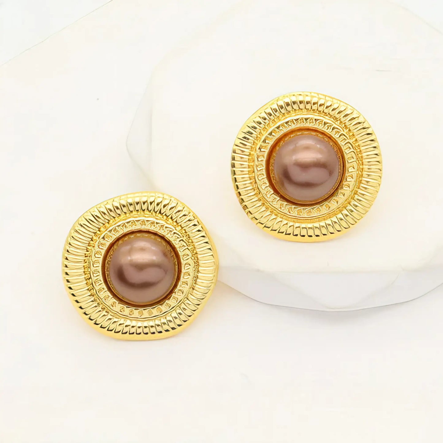 Σκουλαρίκια από ανοξείδωτο ατσάλι σε χρυσό με καφέ πέρλα – 2.5cm (E3326)