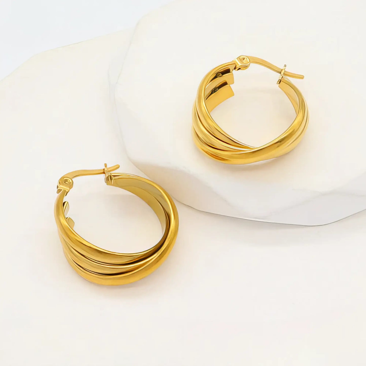 Σκουλαρίκια από ανοξείδωτο ατσάλι σε σχέδιο τριπλού κρίκου – 2,3 cm (E3337)