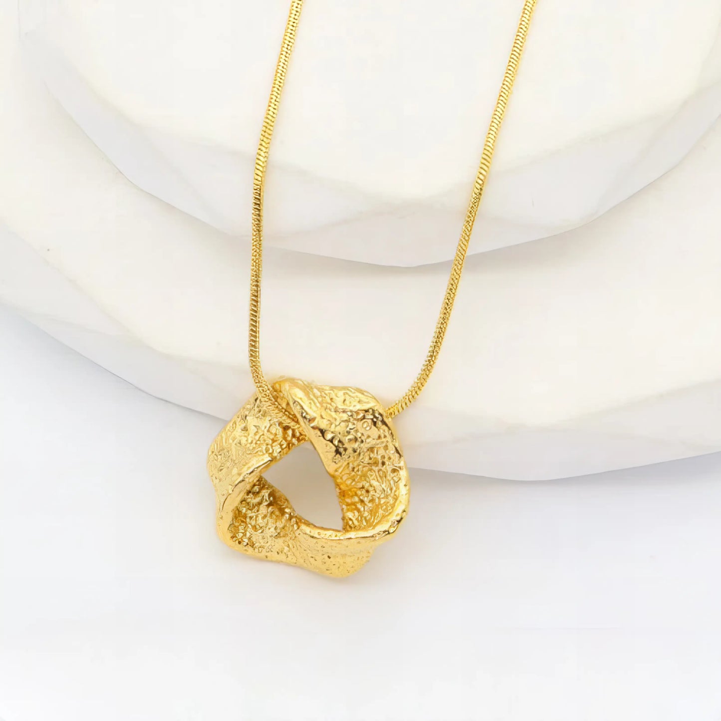 Επιχρυσωμένο Ατσάλινο Κολιέ "Κόμπος" με Σφυρήλατη Υφή (N3260)