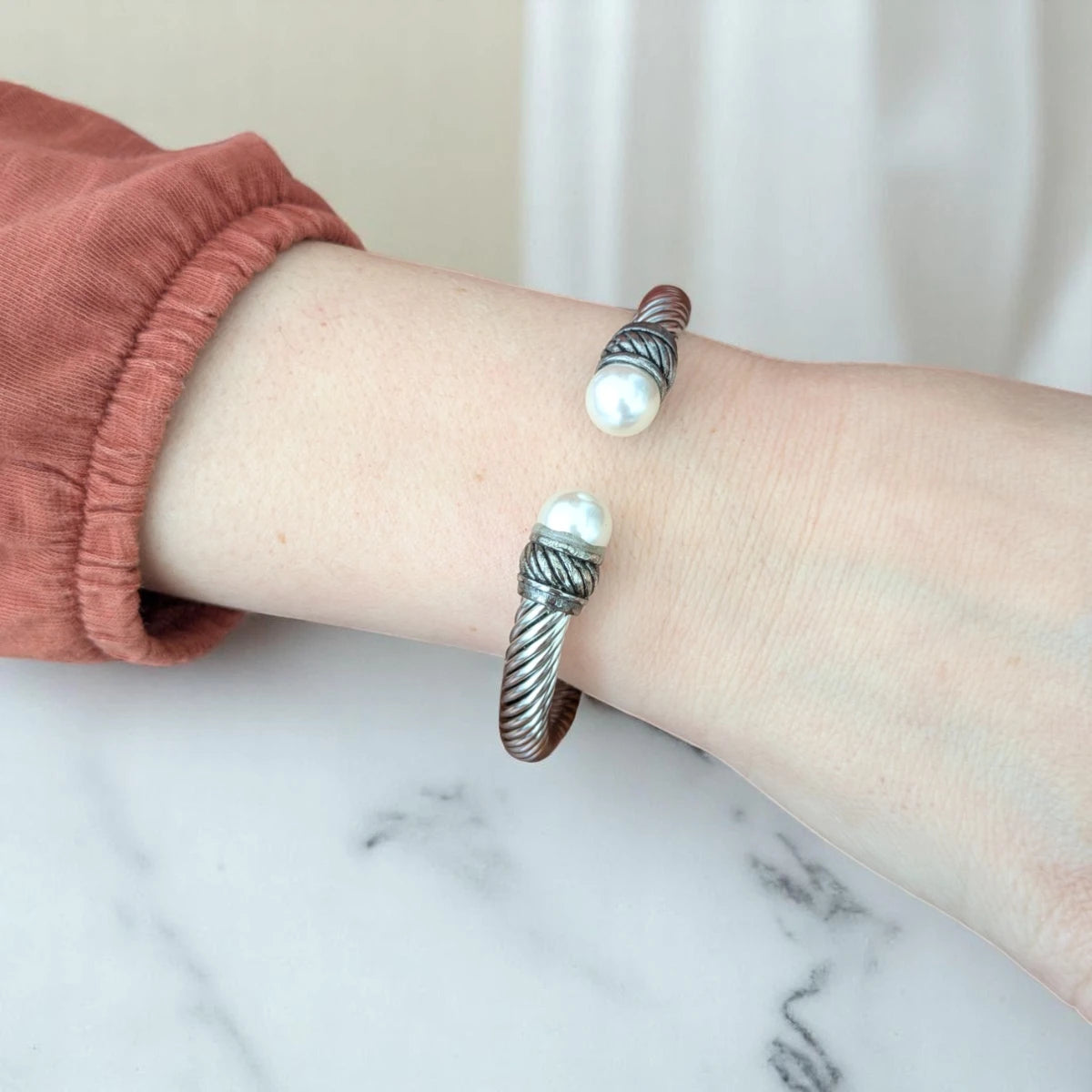 Ασημένιο Ατσάλινο Βραχιόλι "Cuff" με Πέρλες (B3369)