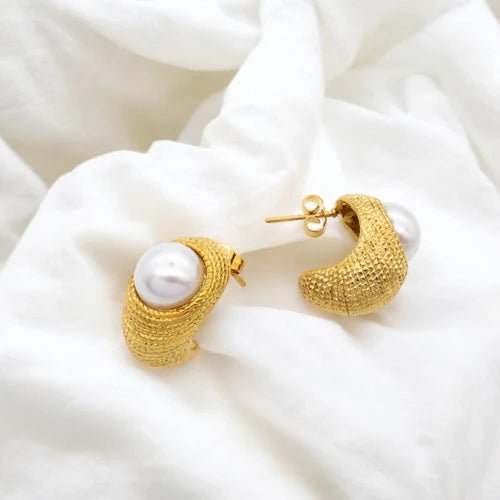 Ατσάλινα καρφωτά σκουλαρίκια 2cm με πέρλα επιχρυσωμένα (E3032) - charmy.gr