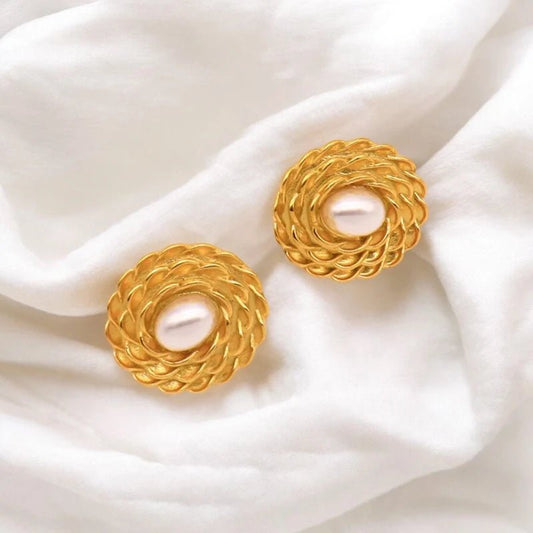 Ατσάλινα καρφωτά σκουλαρίκια επιχρυσωμένα με πέρλα 1.7cm (E1536) - charmy.gr