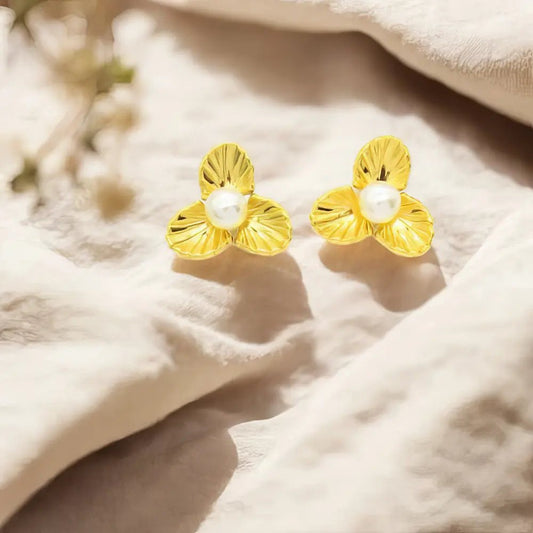 Ατσάλινα καρφωτά σκουλαρίκια λουλούδι με πέρλα 2.1cm (E3078) - charmy.gr