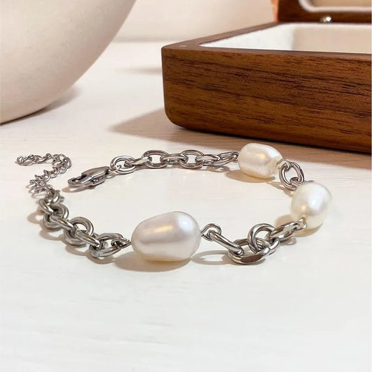 Ατσάλινη αλυσίδα χεριού με μαργαριτάρι του γλυκού νερού χρώμα ασημί (B1674) - charmy.gr