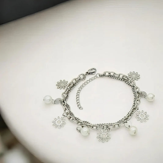 Ατσάλινο βραχιόλι με διπλή αλυσίδα με κρεμαστά λουλούδια & πέρλες (B3128) - charmy.gr