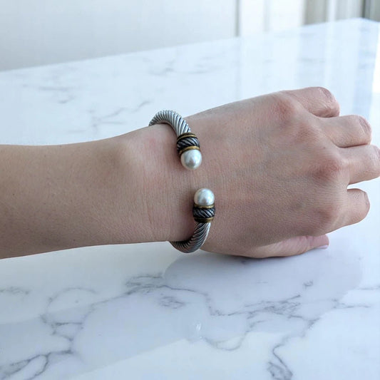 Ατσάλινο βραχιόλι χειροπέδα με πέρλες χρώμα ασημί (B3324) - charmy.gr