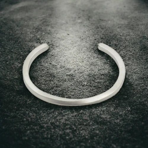 Ατσάλινο βραχιόλι χειροπέδα χρώμα ασημί (B3313) - charmy.gr