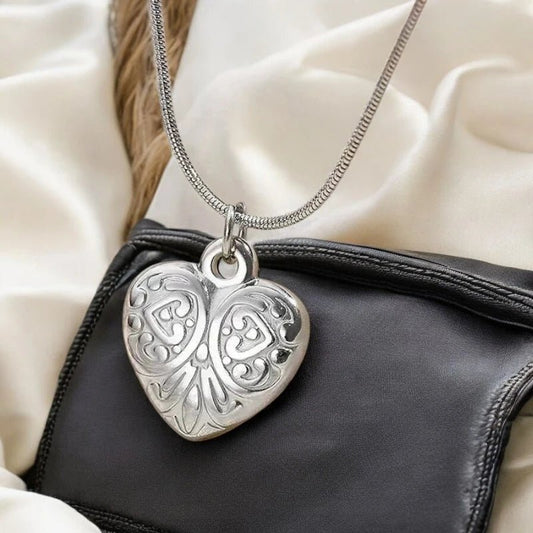 Ατσάλινο κολιέ καρδιά με μοτίβο λουλούδι χρώμα ασημί (N1584) - charmy.gr