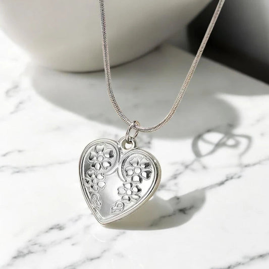 Ατσάλινο κολιέ καρδιά μοτίβο λουλούδι χρώμα ασημί (N1589) - charmy.gr