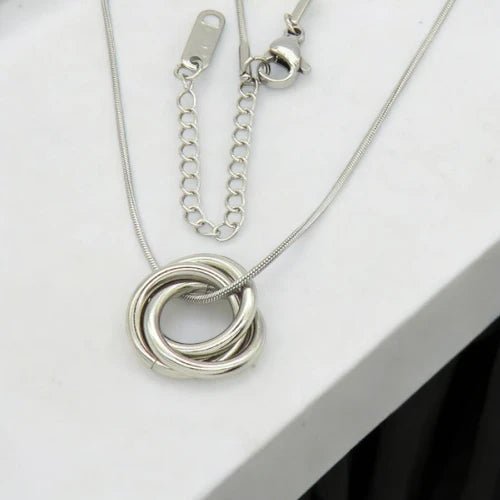 Ατσάλινο κολιέ με κρεμαστό τρεις κρίκους χρώμα ασημί (N3139) - charmy.gr