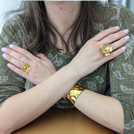 Ατσάλινο ρυθμιζόμενο δαχτυλίδι λουλούδι επιχρυσωμένο (R3013) - charmy.gr