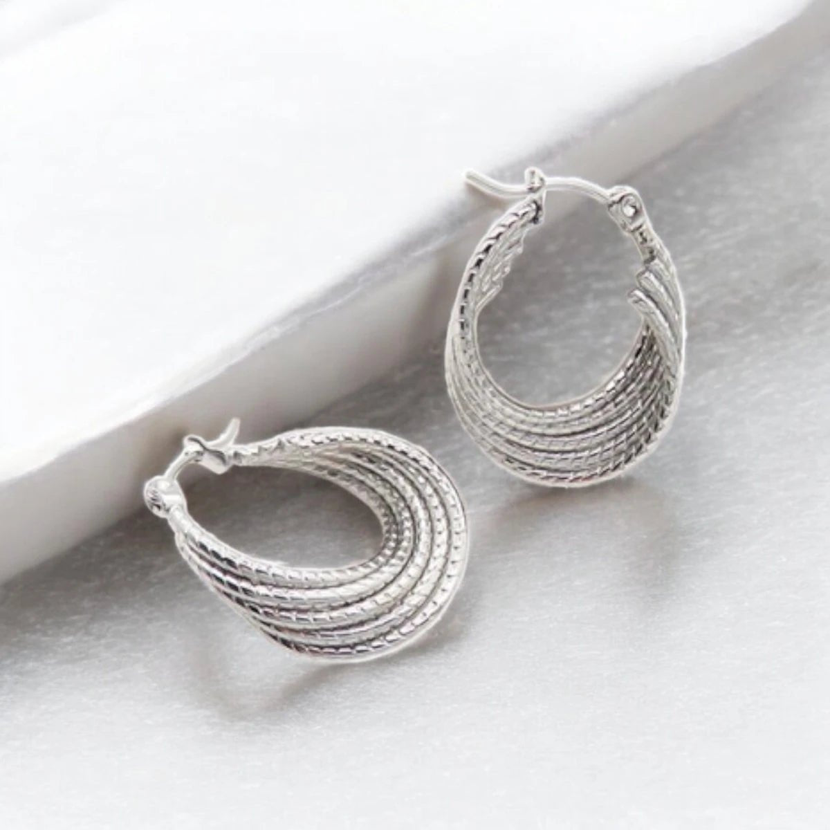 Ατσάλινοι Κρίκοι με Ανάγλυφο Πολυεπίπεδο Σχέδιο 2.4cm (E3137) - charmy.gr