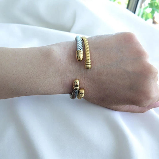Επιχρυσωμένο Ατσάλινο Βραχιόλι "Cuff" με Στριφτή Υφή (Β3360) - charmy.gr