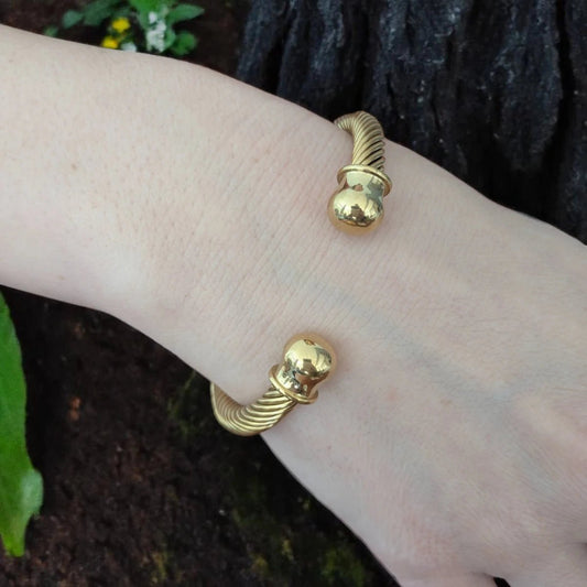 Επιχρυσωμένο Ατσάλινο Βραχιόλι "Cuff" με Στριφτή Υφή (Β3361) - charmy.gr