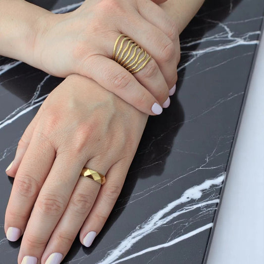 Επιχρυσωμένο Ατσάλινο Δαχτυλίδι με Γεωμετρικό Σχέδιο (R3121) - charmy.gr