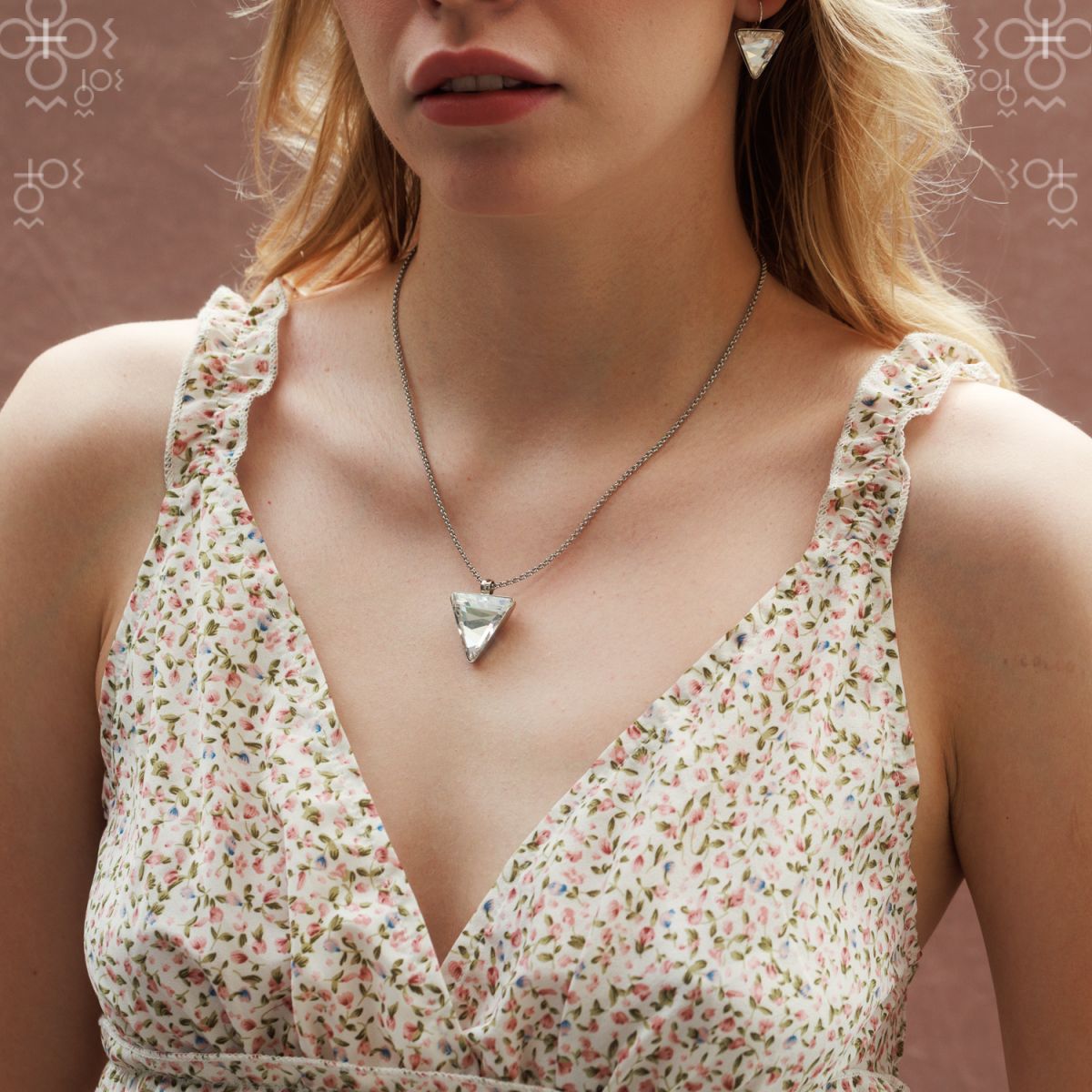 Κολιέ ορείχαλκος ασημί με κρύσταλλο Swarovski τρίγωνο 3x2.5cm (F1157)