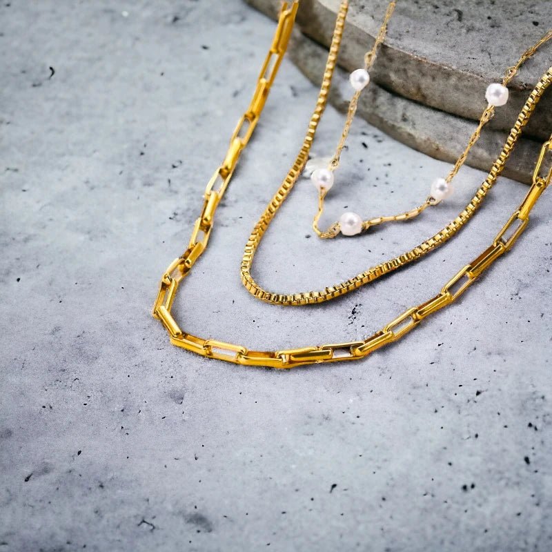 Κολιέ ατσάλινο τριπλό με δύο κλασικές αλυσίδες λαιμού και μία με πέρλες επιχρυσωμένο (N1347) - charmy.gr