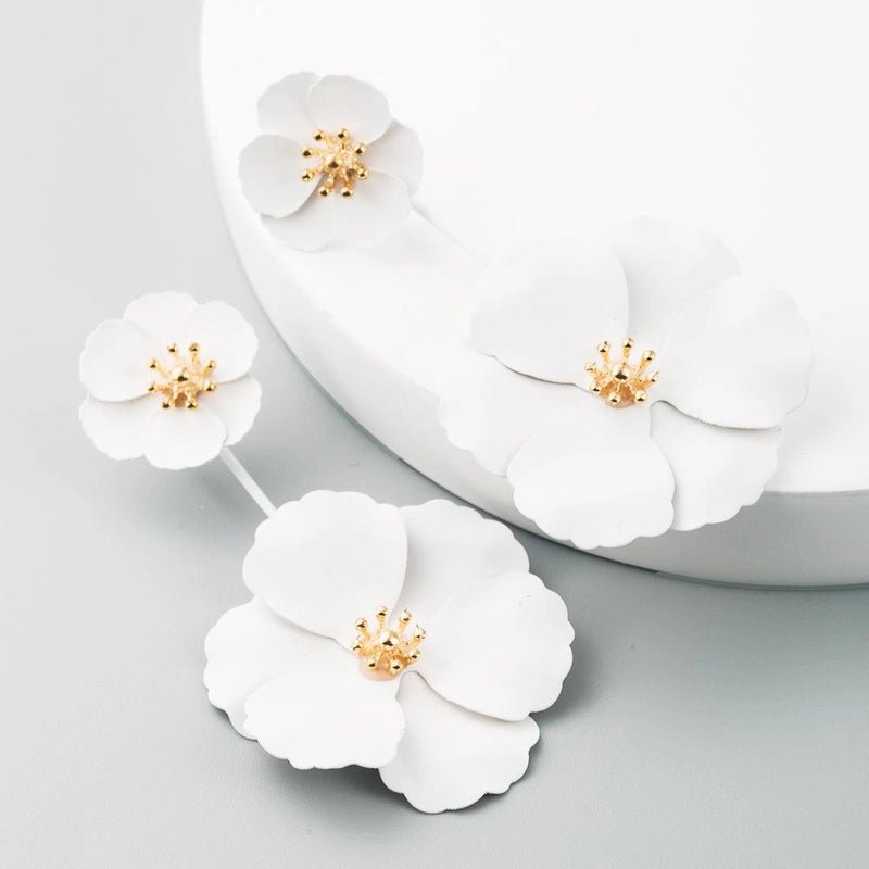 Κρεμαστά σκουλαρίκια λουλούδι χρώμα άσπρο 8cm (E1375)