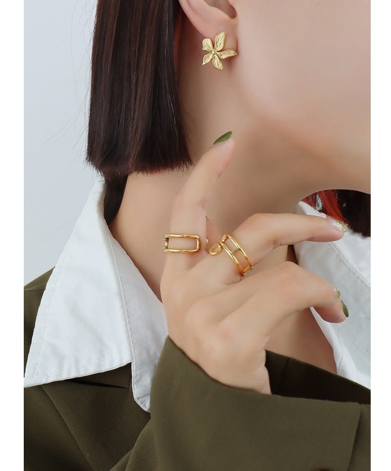 Γυναικεία ατσάλινα σκουλαρίκια καρφωτά επιχρυσωμένα 18k σε σχήμα λουλούδι (E1193) - earrings - charmy.gr