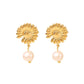 Ατσάλινα σκουλαρίκια καρφωτά επιχρυσωμένα με σχέδιο μαργαρίτα και κρεμαστή πέρλα μάκρος 2.5εκ (E1205) - earrings - charmy.gr