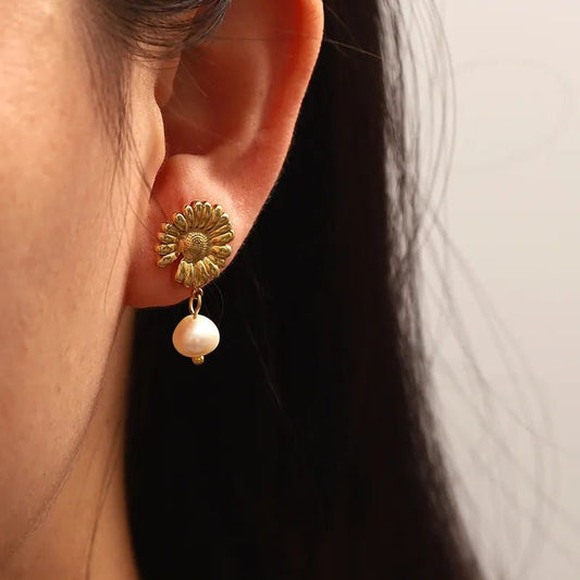 Γυναικεία ατσάλινα σκουλαρίκια καρφωτά επιχρυσωμένα με σχέδιο μαργαρίτα και κρεμαστή πέρλα μάκρος 2.5εκ (E1205) - earrings - charmy.gr