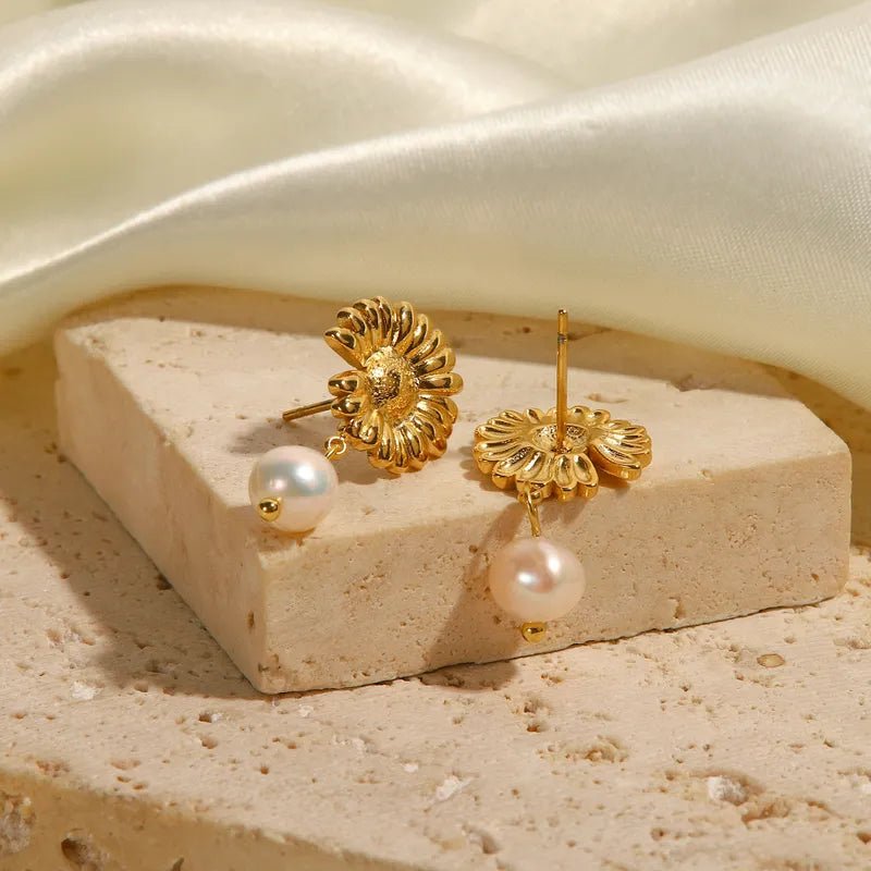 Γυναικεία ατσάλινα σκουλαρίκια καρφωτά επιχρυσωμένα με σχέδιο μαργαρίτα και κρεμαστή πέρλα μάκρος 2.5εκ (E1205) - earrings - charmy.gr