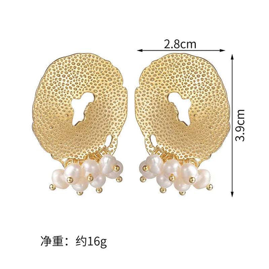 Γυναικεία ατσάλινα σκουλαρίκια καρφωτά μάκρος 3.9 εκατοστά με κρεμαστές περλίτσες επιχρυσωμένα (E1327)
