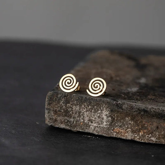 Ατσάλινα σκουλαρίκια καρφωτά με ελικοειδές γεωμετρικό σχέδιο σε χρυσό χρώμα (E1262) - earrings - charmy.gr