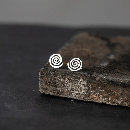 Ατσάλινα σκουλαρίκια καρφωτά με ελικοειδές γεωμετρικό σχέδιο χρώμα ασημί (E1269) - earrings - charmy.gr