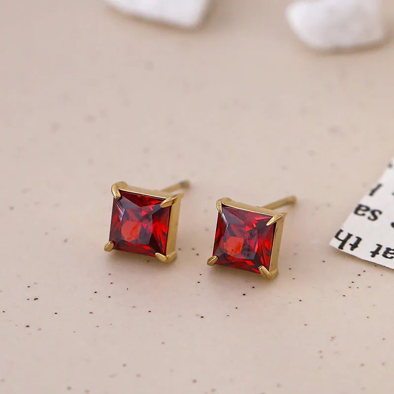 Ατσάλινα σκουλαρίκια καρφωτά με κόκκινη πέτρα ζιργκόν επιχρυσωμένα 14k (E1349) - earrings - charmy.gr