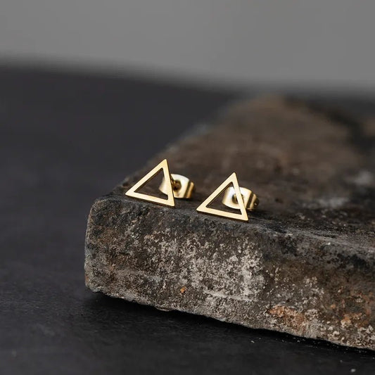 Ατσάλινα σκουλαρίκια καρφωτά τριγωνικά χρώμα χρυσό (E1263) - earrings - charmy.gr