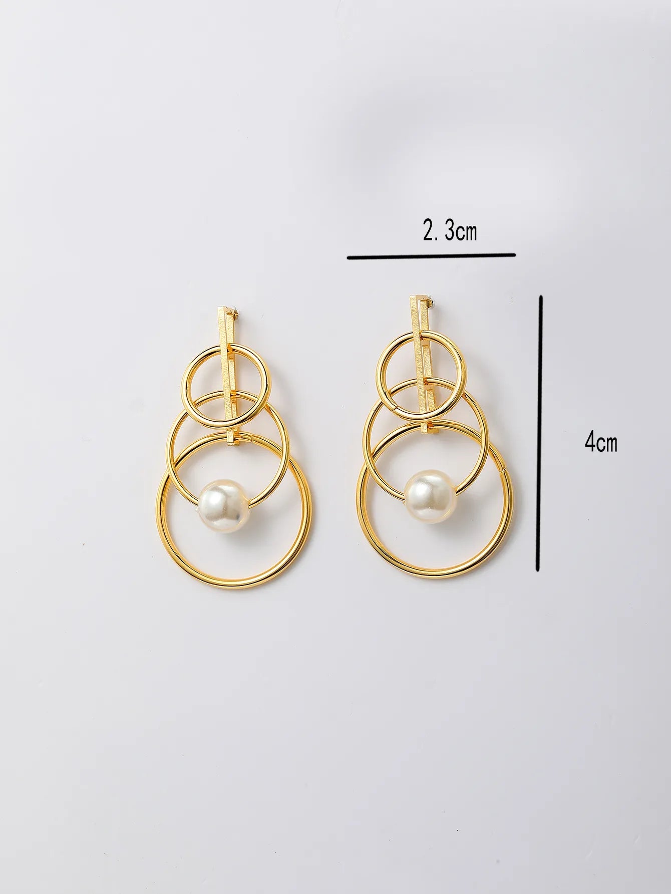 Ατσάλινα σκουλαρίκια κρεμαστά με κρικάκια και πέρλα επιχρυσωμένα μάκρος 4εκ (E1334) - earrings - charmy.gr