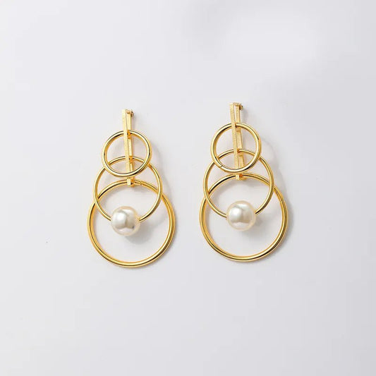 Ατσάλινα σκουλαρίκια κρεμαστά με κρικάκια και πέρλα στη μέση επιχρυσωμένα μάκρος 4εκ (E1334) - earrings - charmy.gr