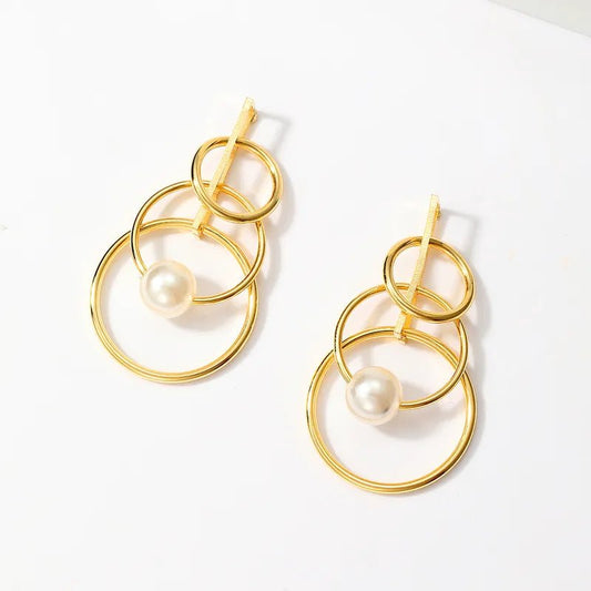 Γυναικεία ατσάλινα σκουλαρίκια κρεμαστά με κρικάκια και πέρλα στη μέση επιχρυσωμένα μάκρος 4εκ (E1334) - earrings - charmy.gr