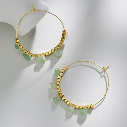 Γυναικεία ατσάλινα σκουλαρίκια κρίκοι boho με πετράδια βεραμάν και επιχρυσωμένες χάντρες (E1117) - earrings - charmy.gr