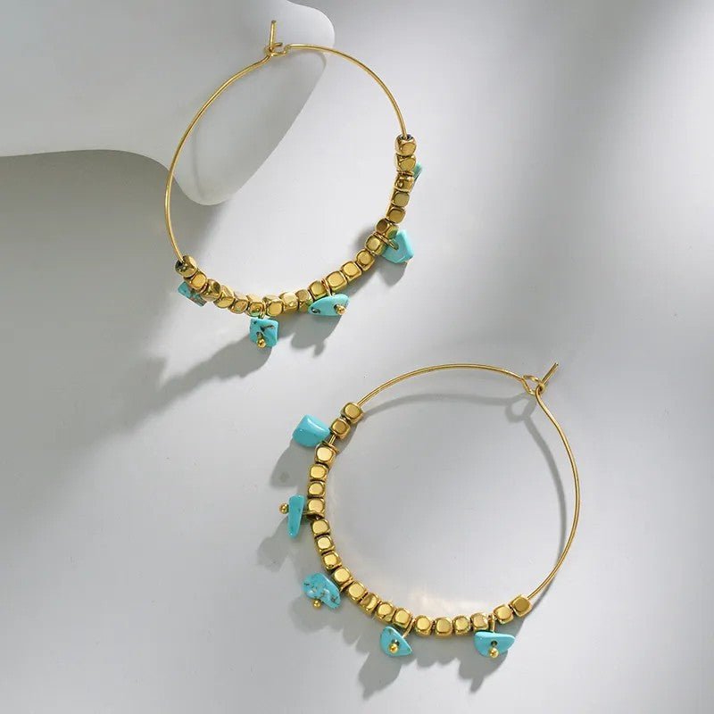 Γυναικεία ατσάλινα σκουλαρίκια κρίκοι boho με τυρκουάζ πετράδια και επιχρυσωμένες χάντρες (E1116) - earrings - charmy.gr