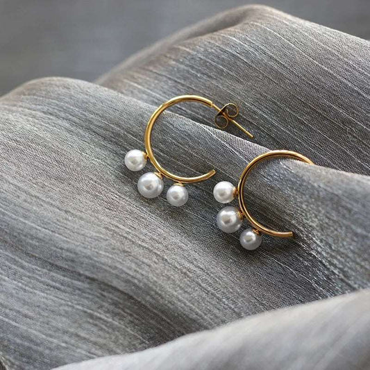 Γυναικεία ατσάλινα σκουλαρίκια κρίκοι επιχρυσωμένοι με 3 πέρλες (E1194)  - earrings - charmy.gr