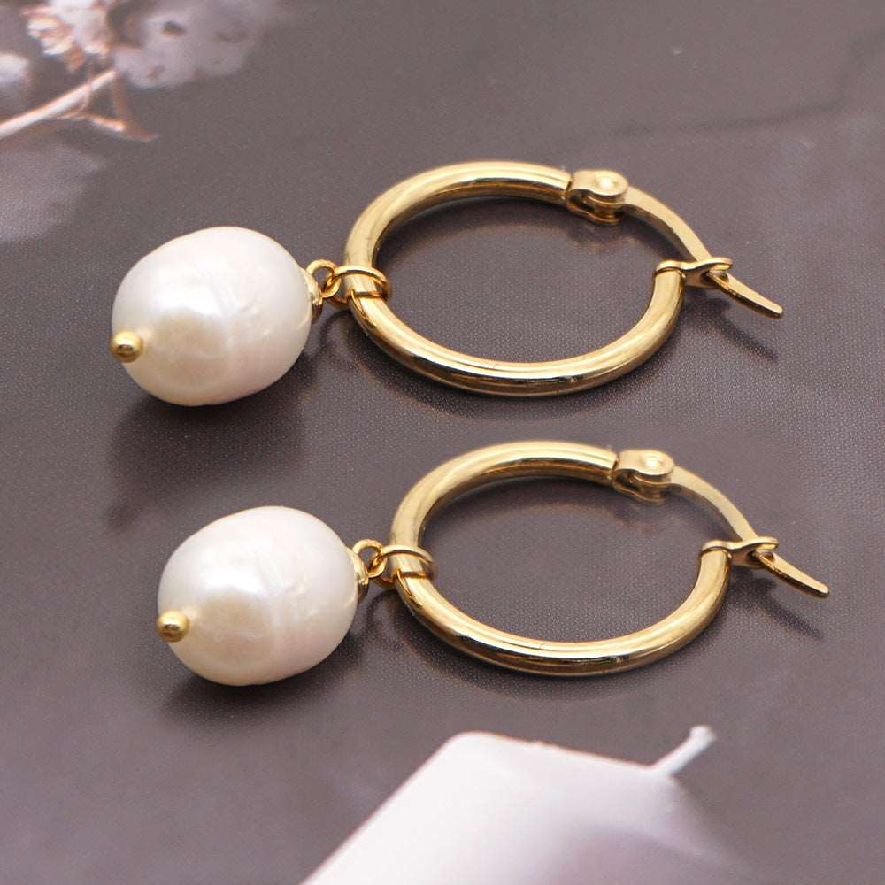 Γυναικεία ατσάλινα σκουλαρίκια κρίκοι επιχρυσωμένοι με κρεμαστό καλλιεργημένο μαργαριτάρι μάκρος 3 εκ (E1223) - earrings - charmy.gr