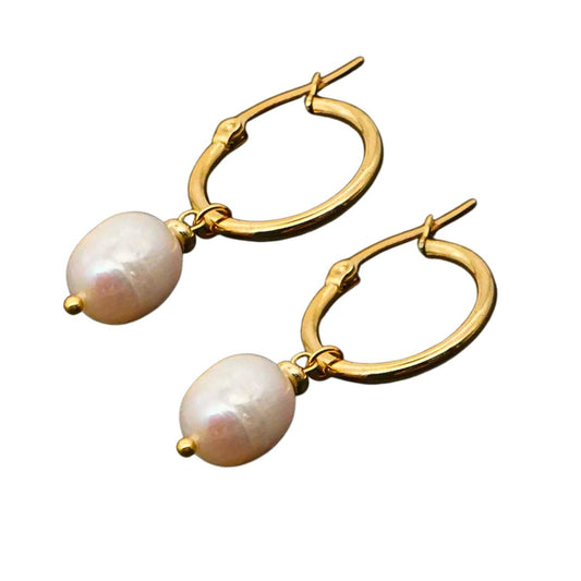 Ατσάλινα σκουλαρίκια κρίκοι επιχρυσωμένοι με κρεμαστό καλλιεργημένο μαργαριτάρι μάκρος 3 εκ (E1223) - earrings - charmy.gr
