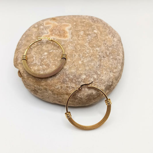 Γυναικεία ατσάλινα σκουλαρίκια κρίκοι επιχρυσωμένοι με πλέγμα διάμετρος 3.5 εκατοστά (E1218) - earrings - charmy.gr