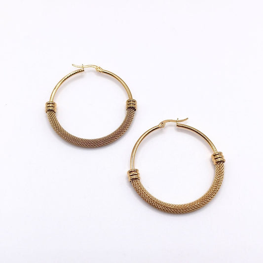 Aτσάλινα σκουλαρίκια κρίκοι επιχρυσωμένοι με πλέγμα διάμετρος 3.5 εκατοστά (E1218) - earrings - charmy.gr