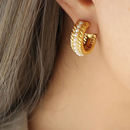 Γυναικεία ατσάλινα σκουλαρίκια κρίκοι μάκρος 2.3 εκατοστά με μικρές πέρλες επιχρυσωμένοι 18k (E1333) - earrings - charmy.gr