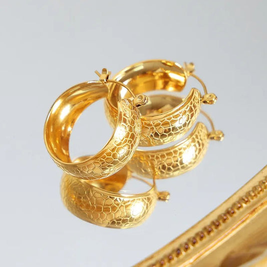 Ατσάλινα σκουλαρίκια κρίκοι με ανάγλυφο σχέδιο επιχρυσωμένοι 18k - earrings - charmy.gr
