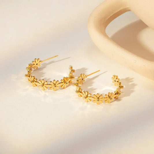 Γυναικεία ατσάλινα σκουλαρίκια κρίκοι με λουλούδια επιχρυσωμένοι (E1120) - earrings - charmy.gr