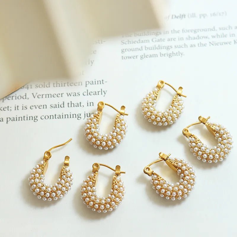Ατσάλινα σκουλαρίκια κρίκοι με μικρές πέρλες επιχρυσωμένοι 18k (E1354) - earrings - charmy.gr