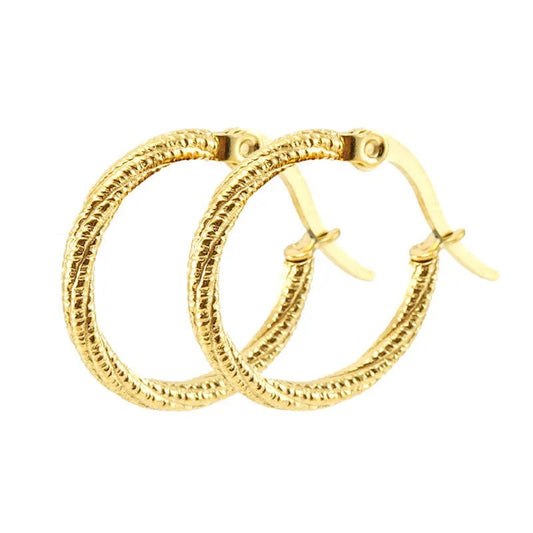Ατσάλινα σκουλαρίκια κρίκοι μικροί επιχρυσωμένοι με ανάγλυφο σχέδιο 1.8 εκ (E1224) - earrings - charmy.gr